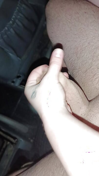 Chica de 24 años chupando polla fuera en el coche