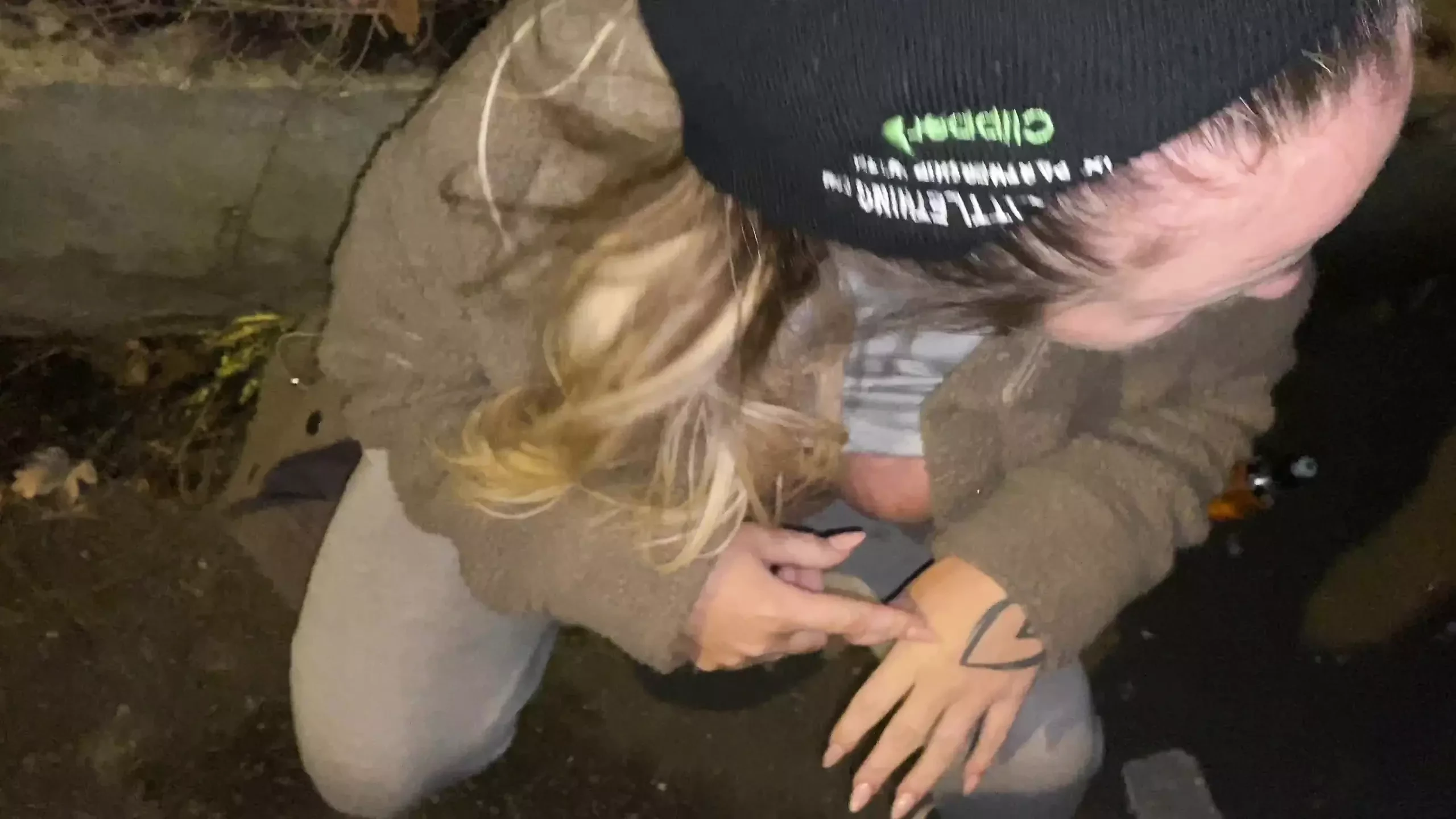Cracky ha offerto del succo per prendere una sborrata sul suo viso