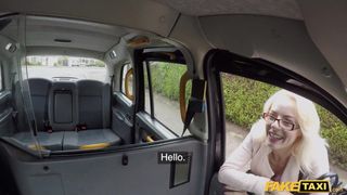 Fake Taxi, er bekommt einen Rimjob von zwei Zungen gleichzeitig