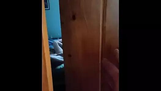 J’ai surpris ma femme devant la caméra pendant qu’elle regardait du porno et jouait avec sa chatte!