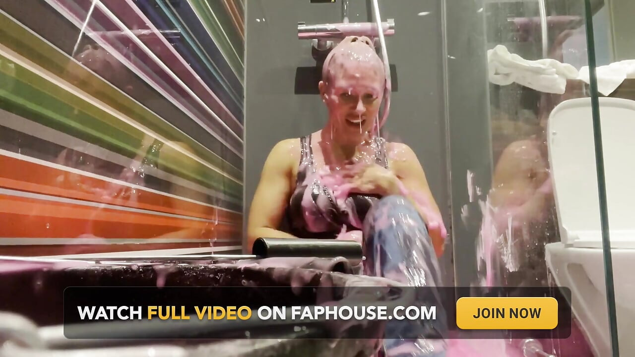 キャリーがピンクのガンジーを塗られる