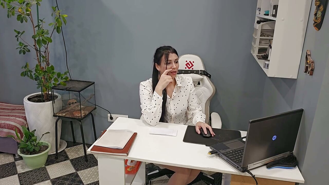 MILF Wants a College Student. Roleplay, Cunnilingus, Urination.