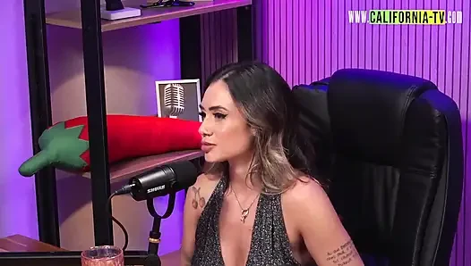 Rafa lima si cewek hot lagi pamer tubuh aduhainya sambil menceritakan fantasinya