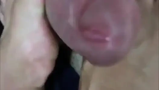 Ayaklı adam yerde yatarken evde ayakla muamele seansı.