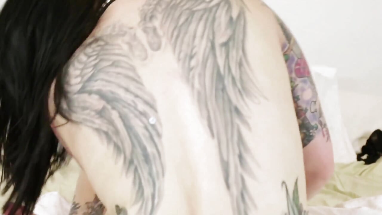 לסביות מקועקעות משחקות מוצאות את נקודת הג'י עם האצבעות שלהן