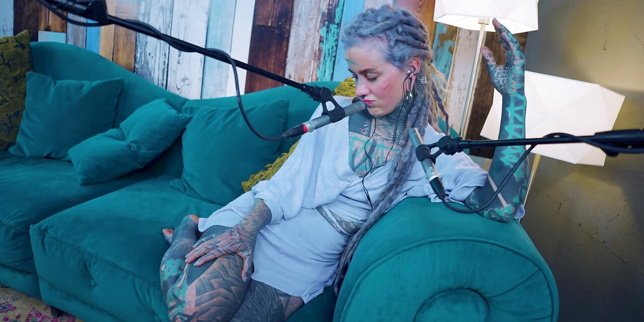 Ich spreche über F - Fear - ASMR podcast SFW spricht goth dünnes mädchen dreadlocks tattoo-modell inked mädchen