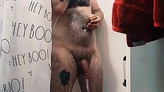 Seksi duş sıcak dövmeli adam