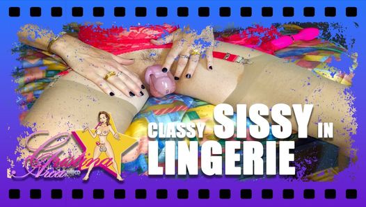 Une élégante pute sissy exposée en chasteté, plug et lingerie sexy...