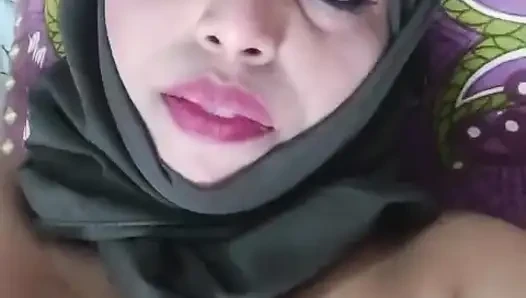 Couppilsmallu enjoing in bed room
