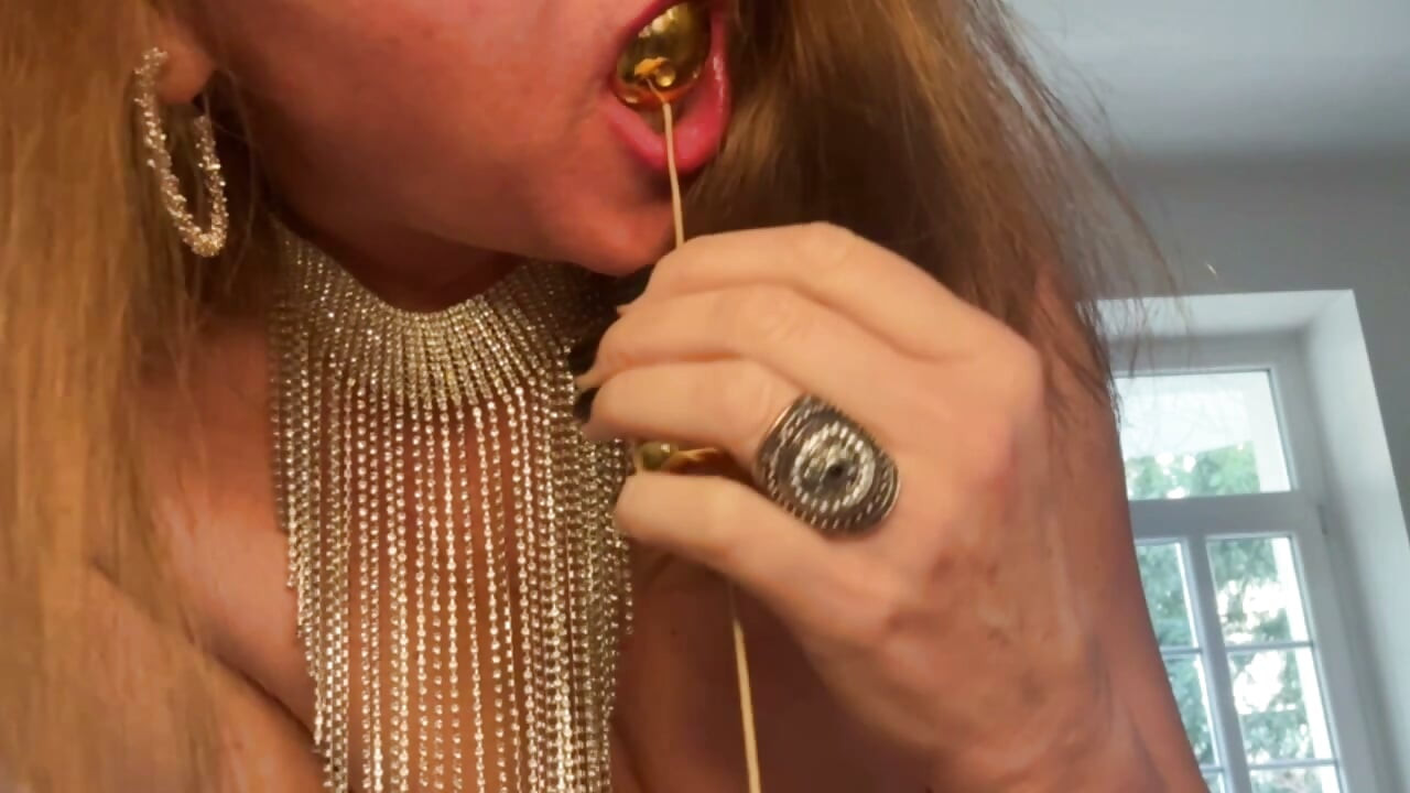 Sexy MILF plays with her love balls
