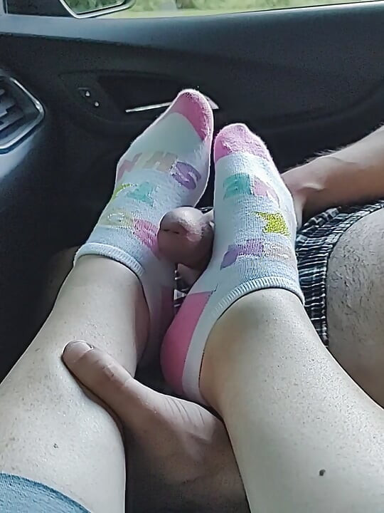 Öffentlicher footjob, socken mit mädchen, knöchelsocken - abspritzen auf socken