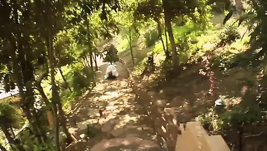 Büyük memeli ve büyük götlü iki kızla havuzda sert sikiliyor ve yarağı sağmama izin ver