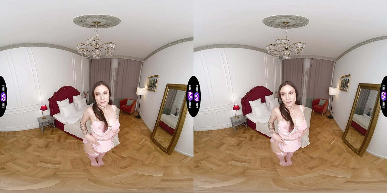 マンディ・ムーンがセクシーなパンティストッキングのソロショーで彼女のきついアソコをじらす - ティーンメガワールド