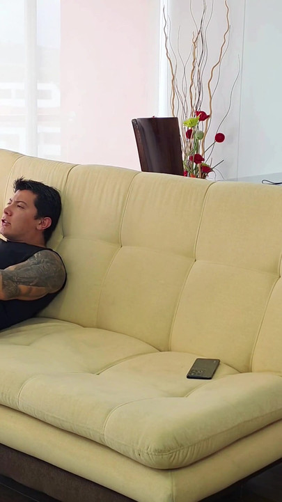 Bujna MILF masturbira dok gleda svog zeta i pokćerku kako se jebu. Na kraju i ona jebe njega! | Isječak 1