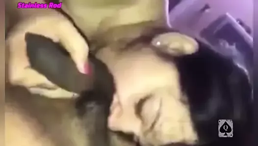 Une salope indienne lèche le cul de son copain et avale son sperme