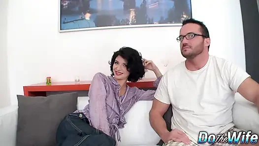 Fremder lässt lina arian seinen schwanz vor ihrem cuckold reiten