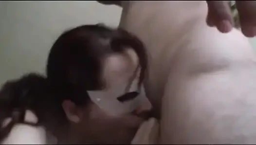 Девушка с большими сиськами мастурбирует в маске