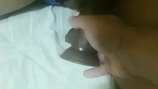 Komşum beni yatağında tanga içinde buluyor ve parmaklarını sokarak masajı yapıyor.