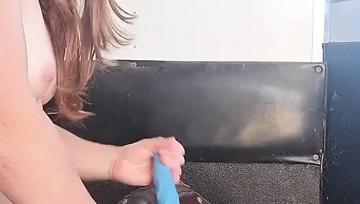 Cewek koboi rambut merah lagi asik ngentot dildo sambil bugil di balik celana dalamnya