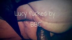 Lucy, travestie pulpeuse, prend une grosse bite noire