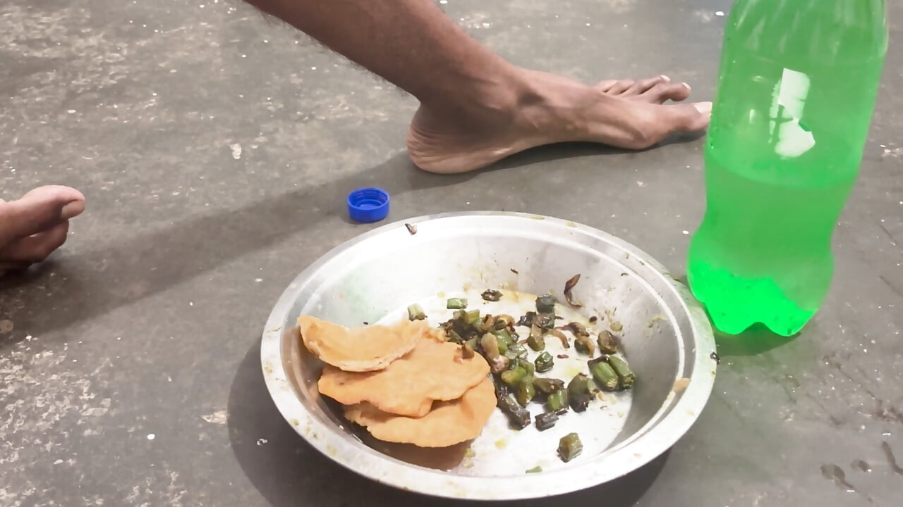Masturbare cu băiat indian desi într-o cameră