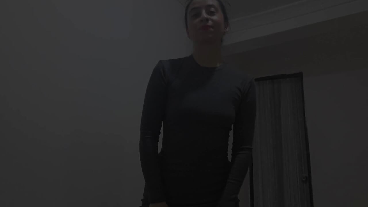 En casa prueba de vestido gris sesión de ajuste y peinado