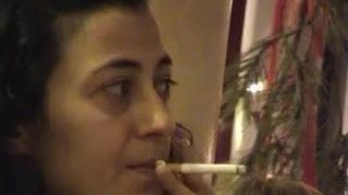 Турецкая мама курит