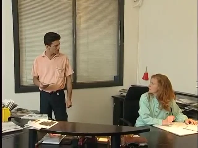 Kızıl saçlı sekreterle röportaj