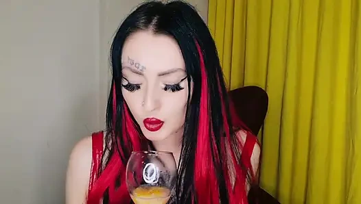 Фетиш плевков. Мистресс сосет лимоны, что было больше слюней для приготовления для специального коктейля из плевков, слюней и пережеваных ли