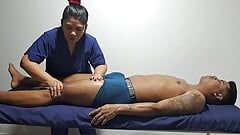 Eine entspannende Massage für diesen sexy Typen, Teil 2 - es macht mich so geil, ihn halb nackt zu sehen