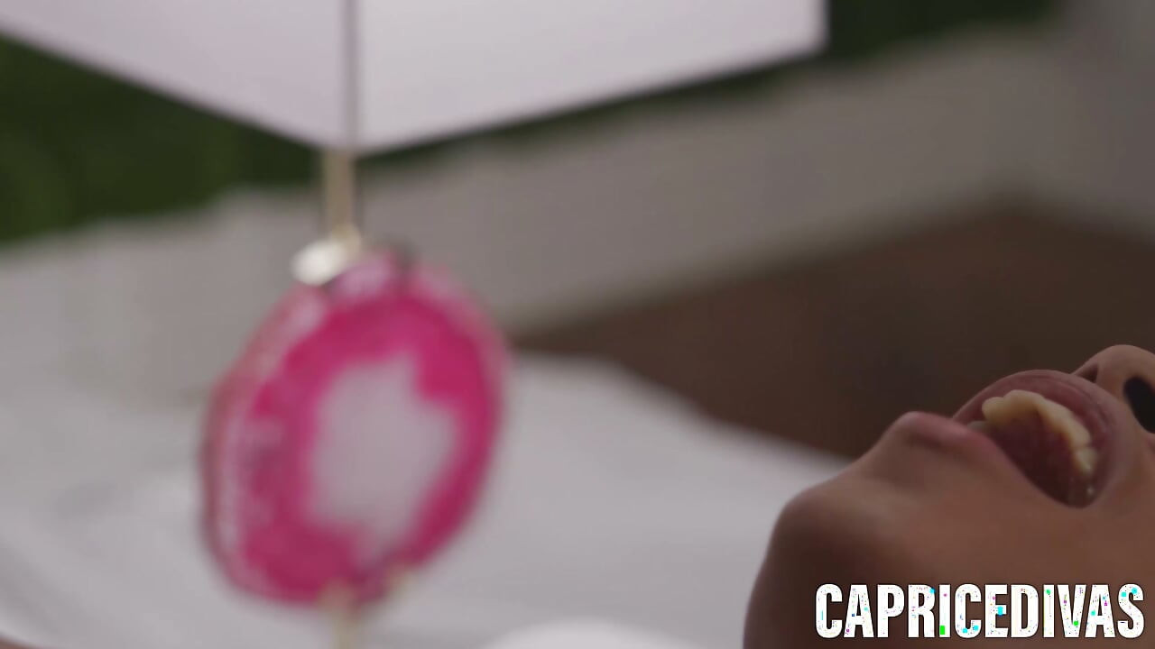 CAPRICEDIVAS לסביות ליטל קפריס וסופי וגה מלקקות זו את כוסה של זו