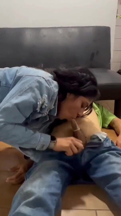 Lucky carpenter has delicious sex with two women, HOMEMADE TRIO. | Clip 3