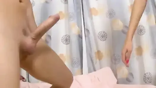 Kurvige blondine mit einer engen rosa muschi wird auf der couch geknallt