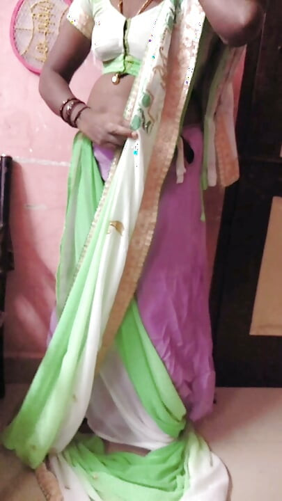 desi tamil randi patni renu bina bra blauj vaali aur gupt premi ke lie painti petikot saari chherna! Indianhotwifex