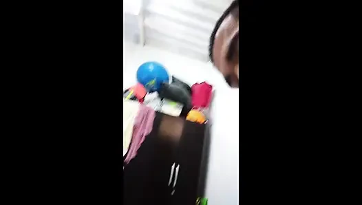 Güzel bakire üvey kızımın odasına girdim ve dölümü yutması için ona verdim