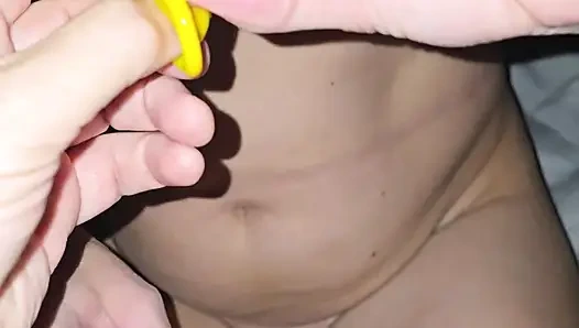 Супер интимная пара надевает презерватив и занимается сексом