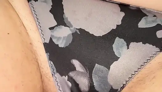 Heute morgen bin ich vom haus meiner behahalichen MILf-nachbarin gefallen und kam über ihr höschen