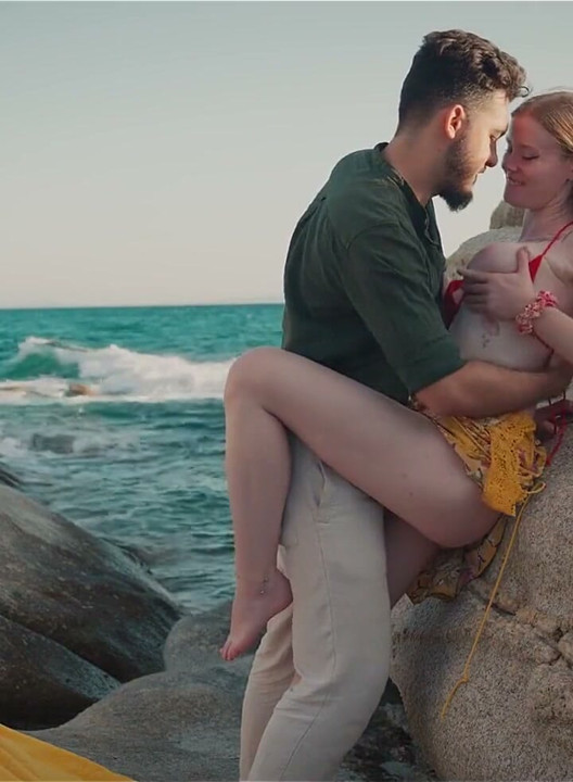 Sex ngoài trời mãnh liệt trên đá - Tóc rối, gió và nước bắn