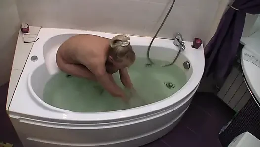 Зрелая женщина любит горячую ванну