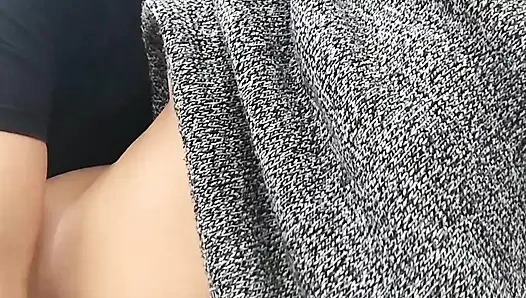 Yabancı büyük götü sürtüyor ve halka açık ormanda sikiliyor