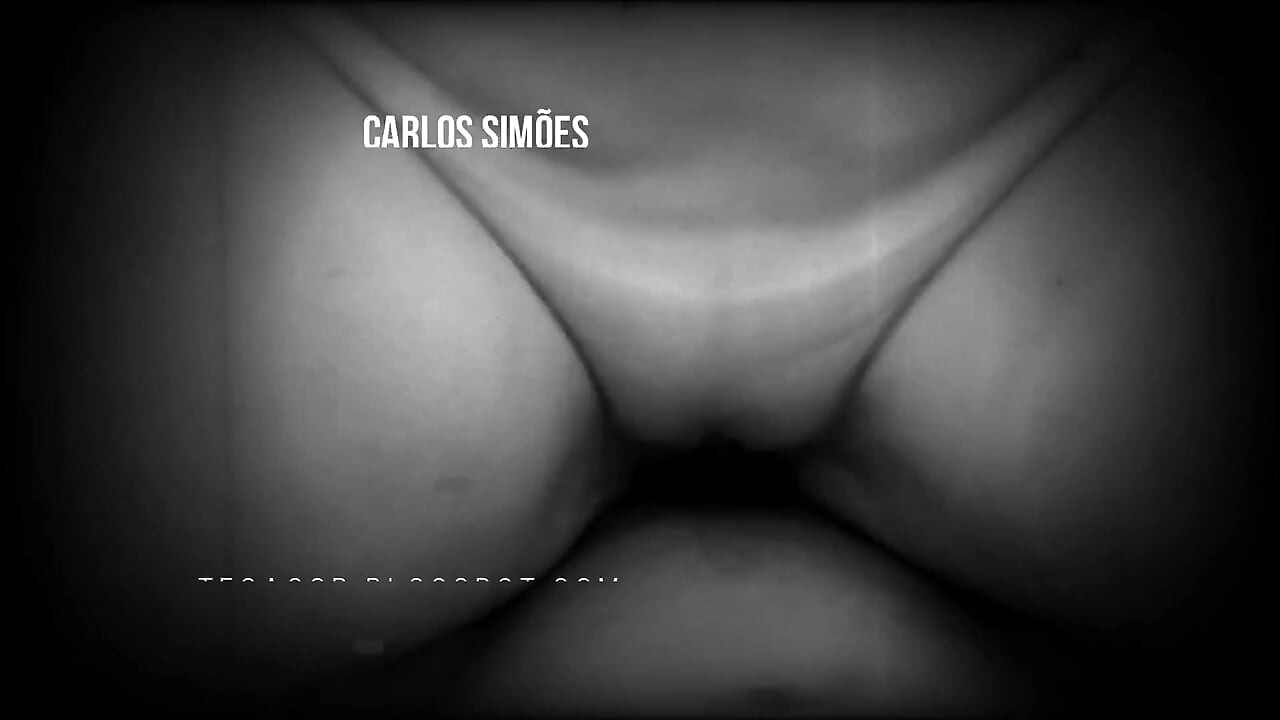 Prekrasna brineta pod tušem prva