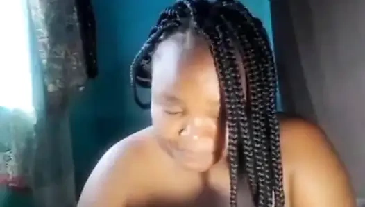 Pertunjukan memek cewek kulit hitam dengan pantat bahenol