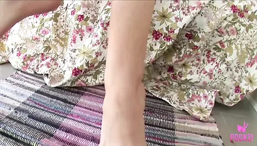 Teen daniella mit frechen möpsen streichelt ihre möse mit einer feder!