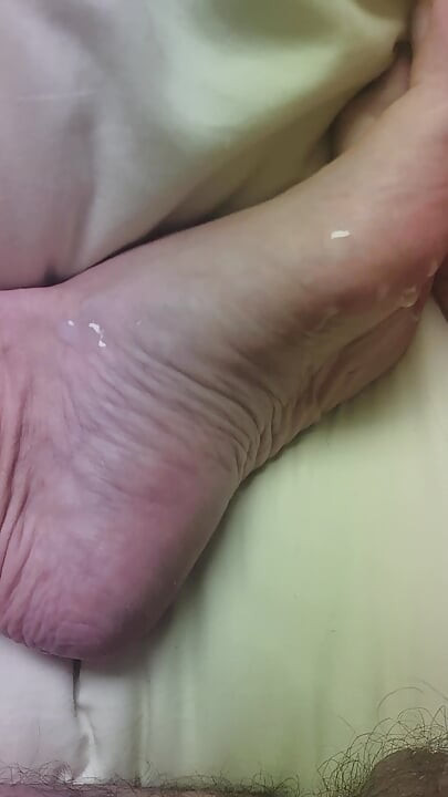 Cumming on my Pretty Feet