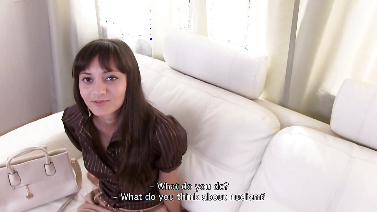 Brunetka dostaje ciepłe obciążenie w swojej cipce