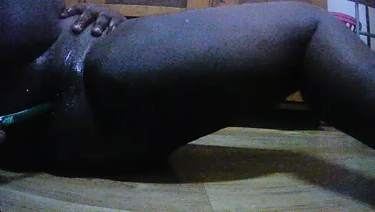Doğal göğüslerimi, yarağımı gösteriyorum ve mastürbasyon yapıyor ve büyük şişman götle oynuyorum