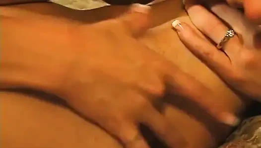 Sarışın orta yaşlı seksi kadın limon ve parmaklarıyla mastürbasyon yapıyor