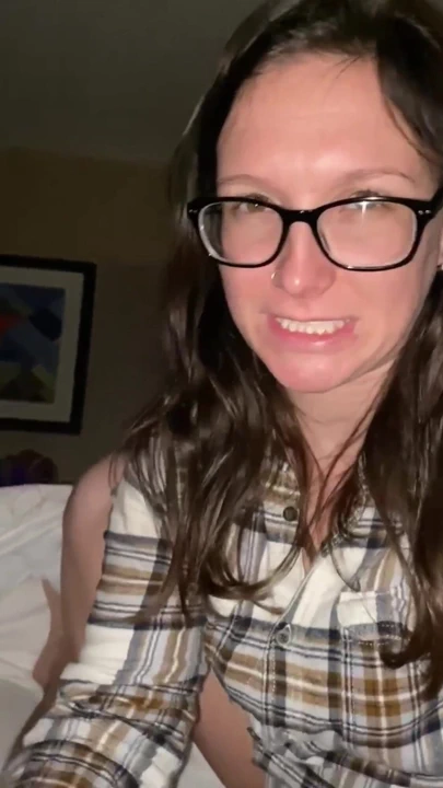 来自“对于我的64个女同性恋女仆，我勾引她让她想要我，但她打了我屁股”