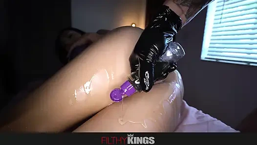 FILTHY MASSAGE - mj fresh bekommt ihre massiven eingeölten titten hart in schmutziger massage gefickt