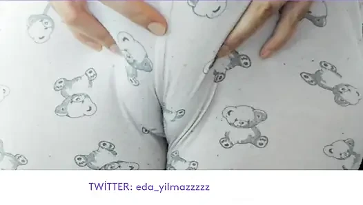 CAMELTOE- MEMEK BENGKAK- MASTURBASI DENGAN PIYAMA- MENGGOSOK MEMEK DENGAN PIYAMA